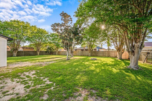 Building Photo - Stunning 4 bedroom with two bonus spaces, ...