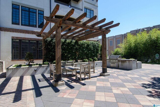 Building Photo - 350 19th St S