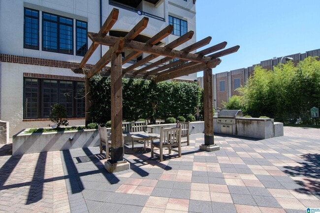 Building Photo - 350 19th St S