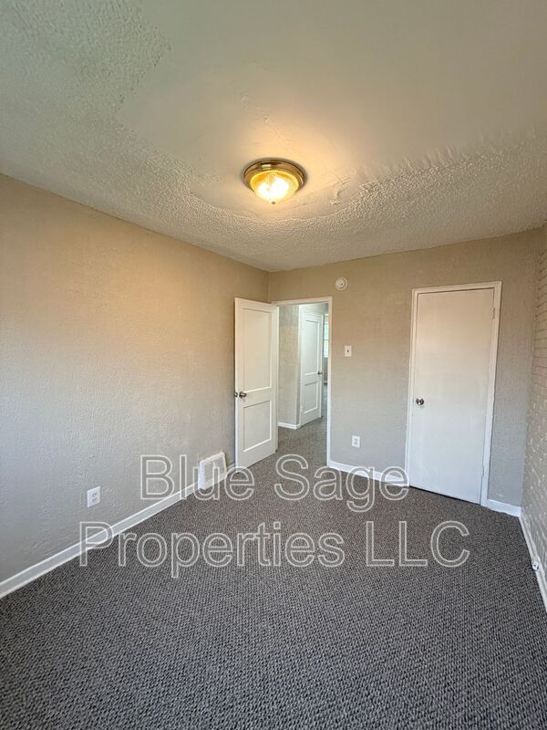 Building Photo - 1037 Laurel Rd