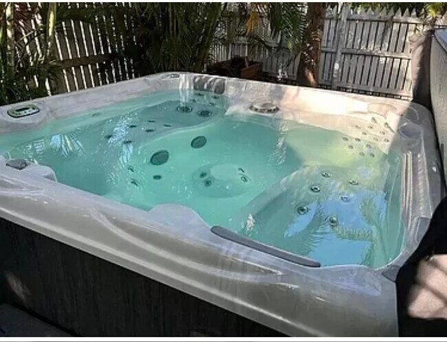 Building Photo - 56 Golf Club Dr