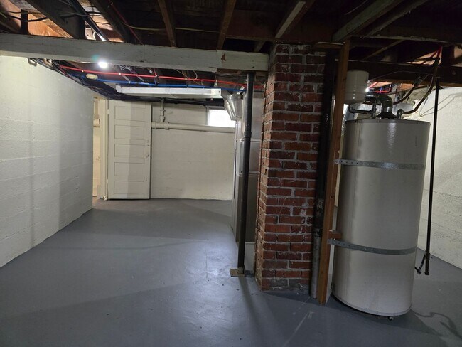 Building Photo - 2 Bedroom Duplex with Basement & 2-Car Garage