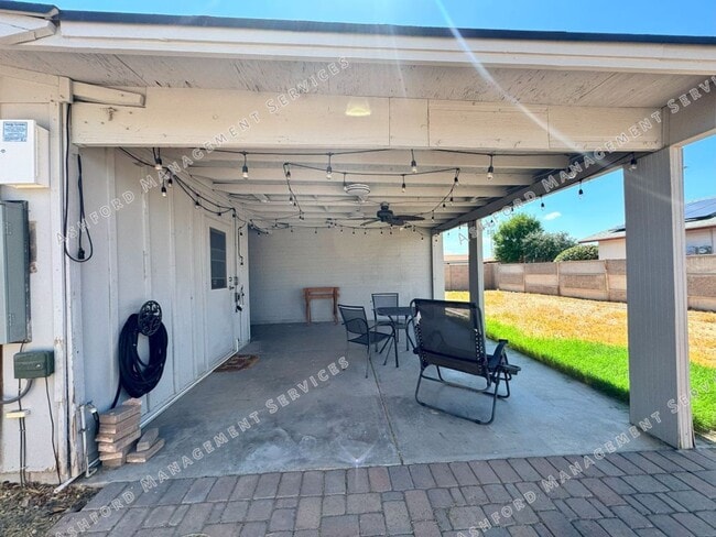 Building Photo - ***MOVE IN SPECIAL: REMODELED 4 BEDROOM HO...