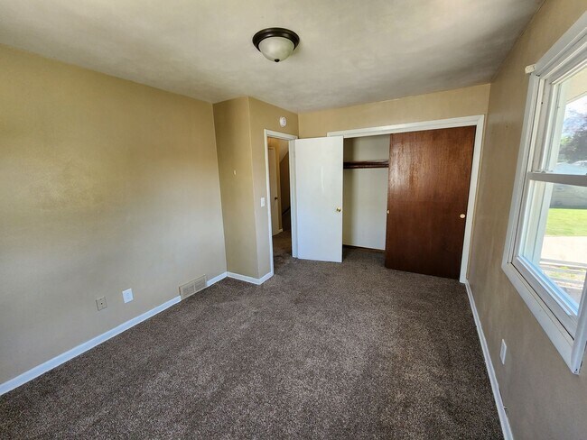 Building Photo - SW 424/426 30th Ave duplex