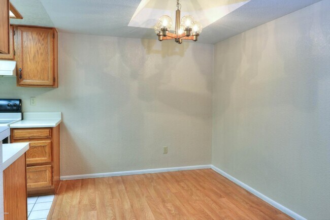Building Photo - 2146 W Isabella Ave