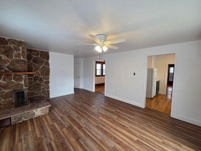 Building Photo - Beautiful and large Cedar Falls House