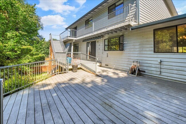Building Photo - 5Bd/2.5Ba Everett Home