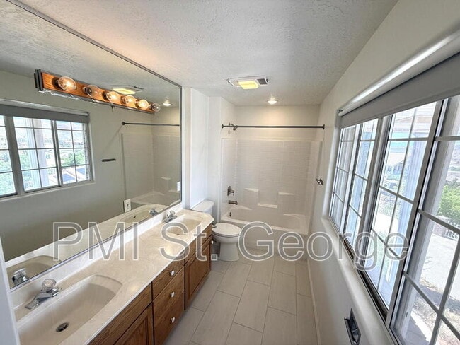 Building Photo - 2506 W Grandview Dr