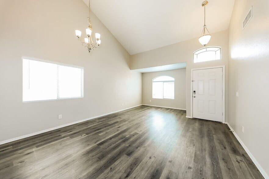 Building Photo - 3252 W Huntington Dr