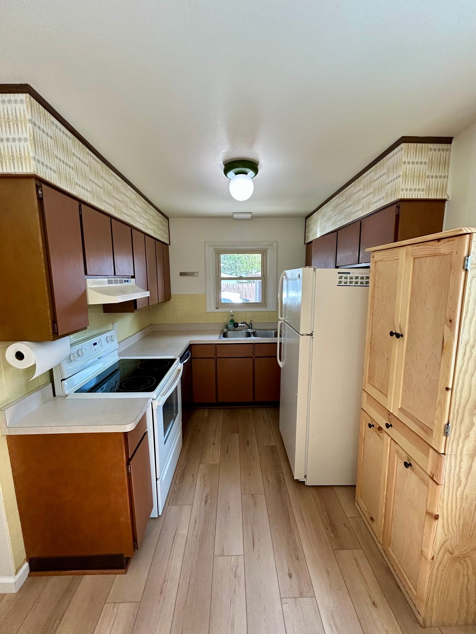 Kitchen - Electric stove, dishwasher, microwave and fridge included - 2832 S 11th Pl
