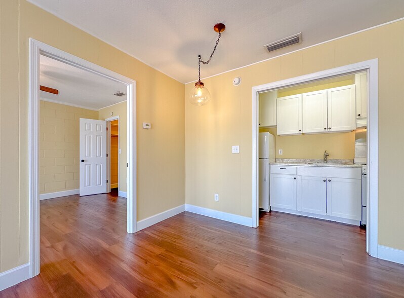 Building Photo - 2241 W Pensacola St