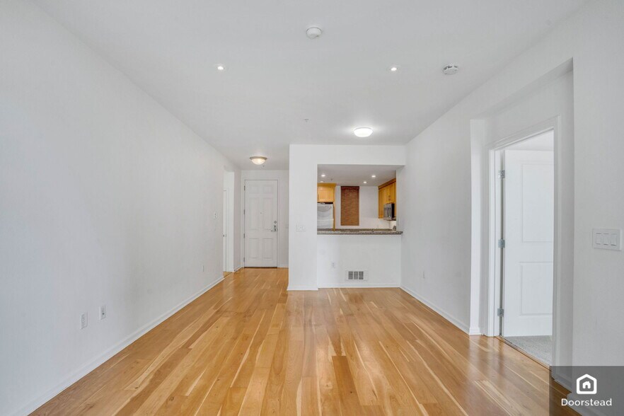 Building Photo - 301 Crescent Ct