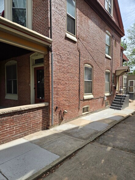 Building Photo - 827 N 4th St