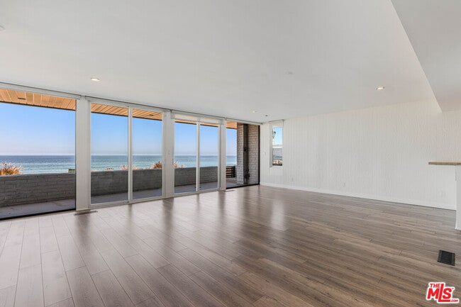 Building Photo - 2308 The Strand