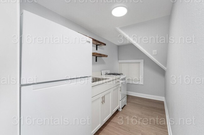 Building Photo - $750 - Studio / 1 bath - Beautiful newly renovated Multi-family home located in Delano