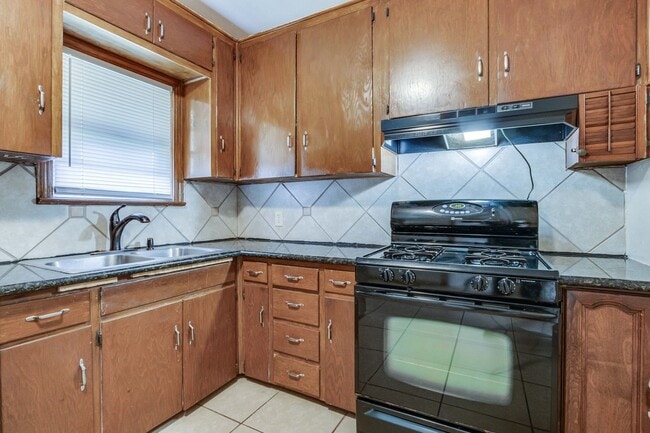 Building Photo - Charming 2-Bedroom Home with Original Hard...