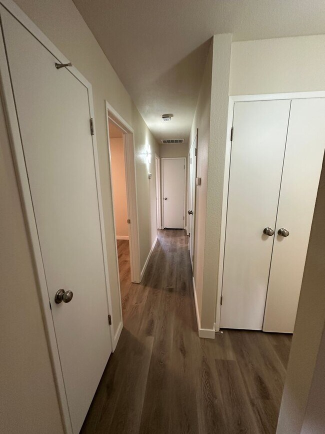 Building Photo - 1613 Carnation Ct