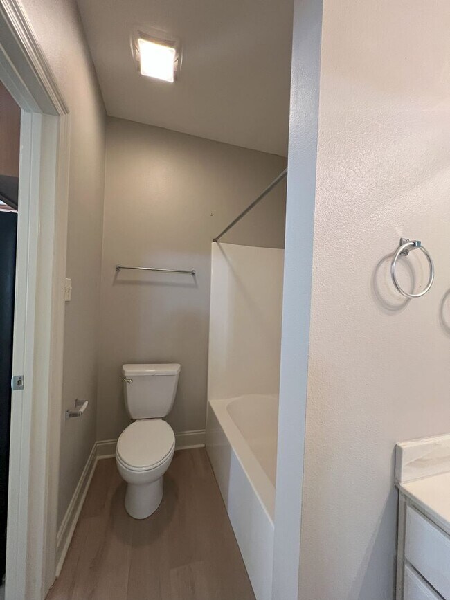 Building Photo - mjj7300