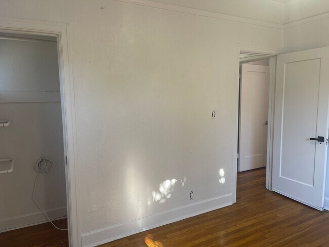 Building Photo - Cozy 2 bedroom bungalow home near UOP