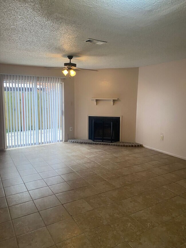 Building Photo - 2 bedroom 2 bath town home in a gated community