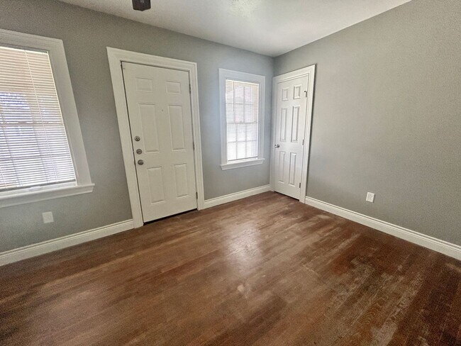 Building Photo - 3 bed 1 bath close to Texas Tech
