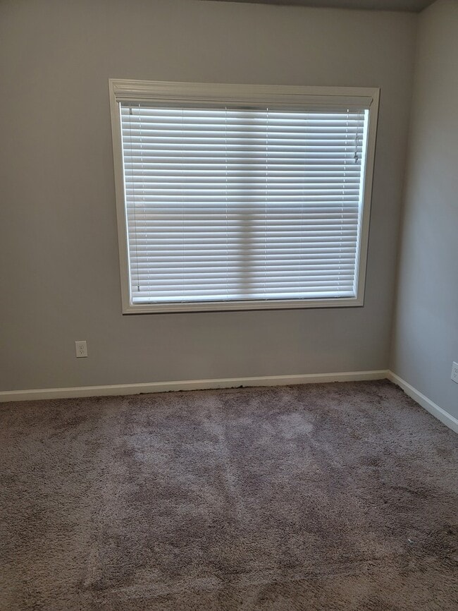 Building Photo - 3 bedroom townhouse with 2 car garage