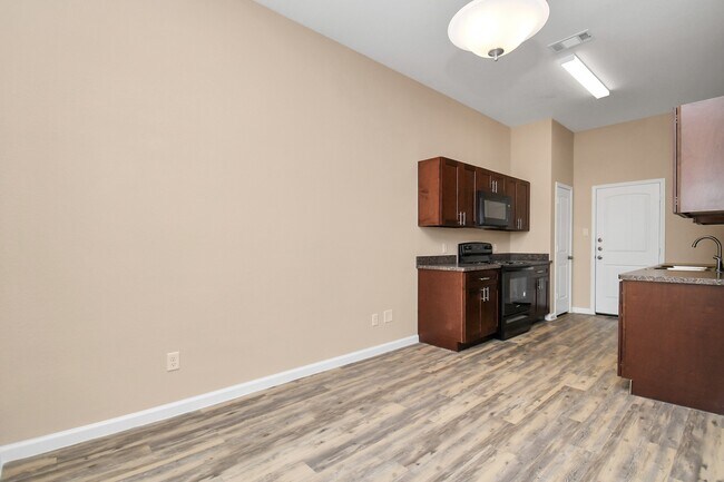 Building Photo - 2203 Bermuda Palms Dr