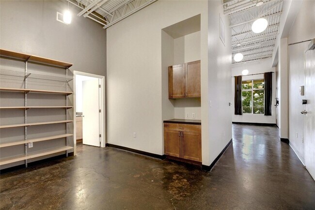 Building Photo - 2401 E 6th St