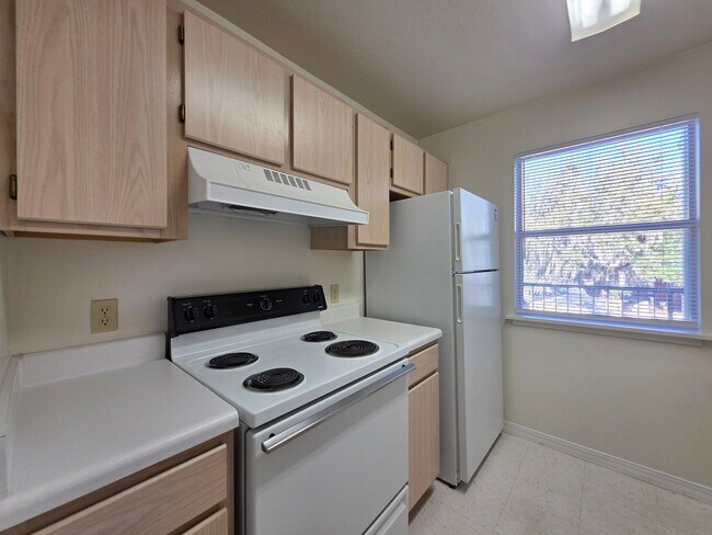 Building Photo - One Bedroom One Bathroom condominium second floor