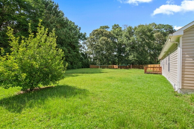 Building Photo - "Charming 3-Bedroom Sanctuary with 2 Full ...
