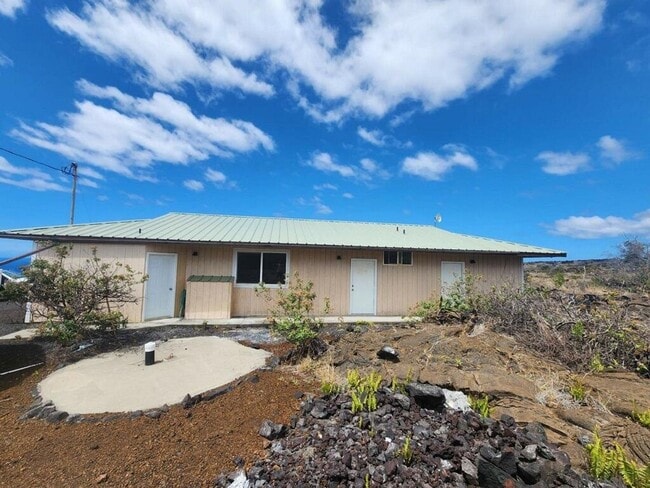Building Photo - Pet friendly 3 bedroom / 2 bath home with ...