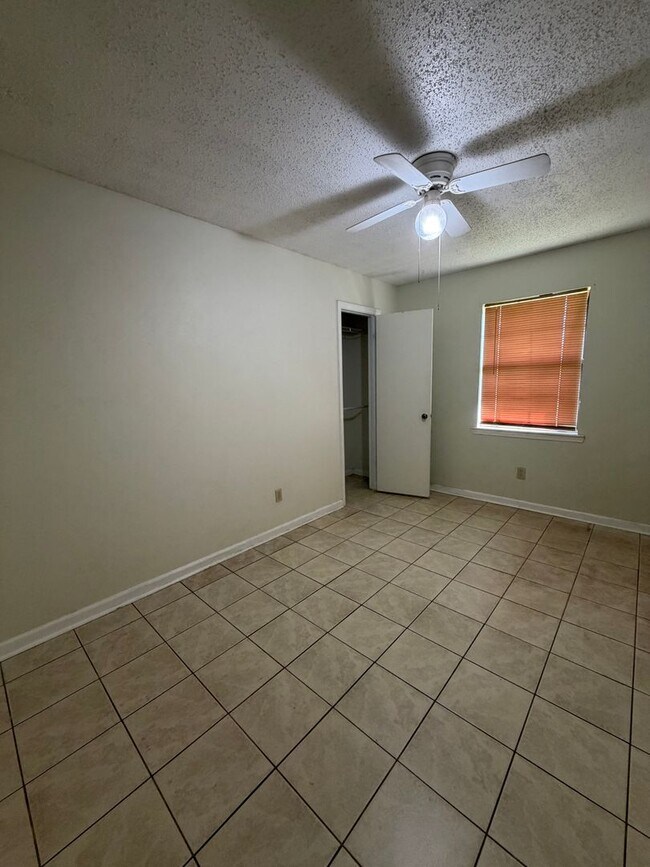 Building Photo - FOR RENT