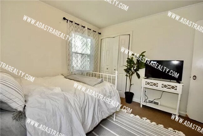 Building Photo - 2227 W 78th St