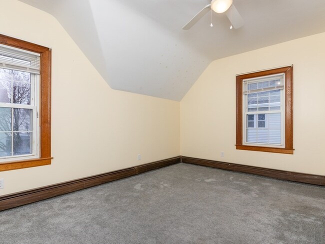 Building Photo - 18 Taber St