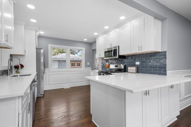 Building Photo - 9624 W Shore Dr