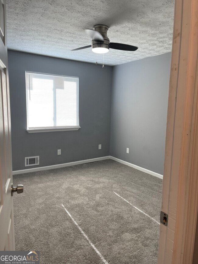 Building Photo - 235 Deerfield Dr