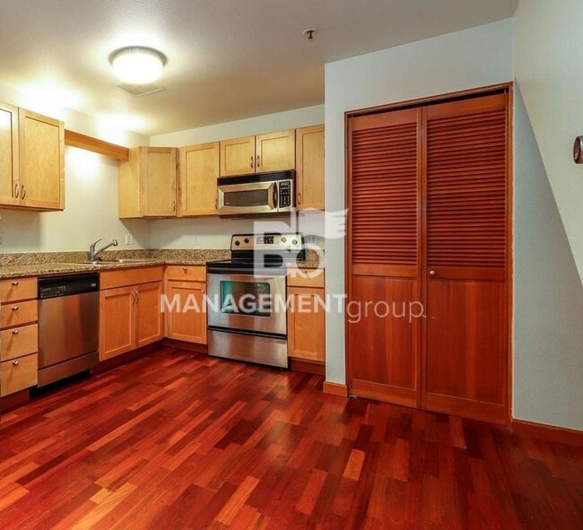 Building Photo - Spacious Riverfront Condo- Beautiful Condo w/River View from Bedroom! Parking Included!