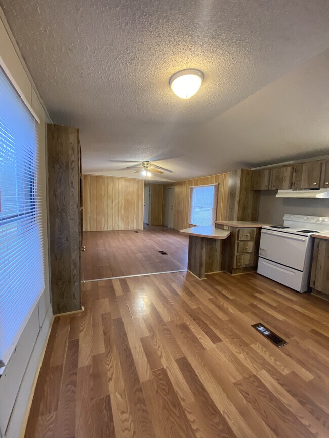Building Photo - Mill Creek Properties