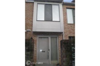Building Photo - RENOVATED  2 LEVEL TOWNHOUSE WITH UPDATED ...