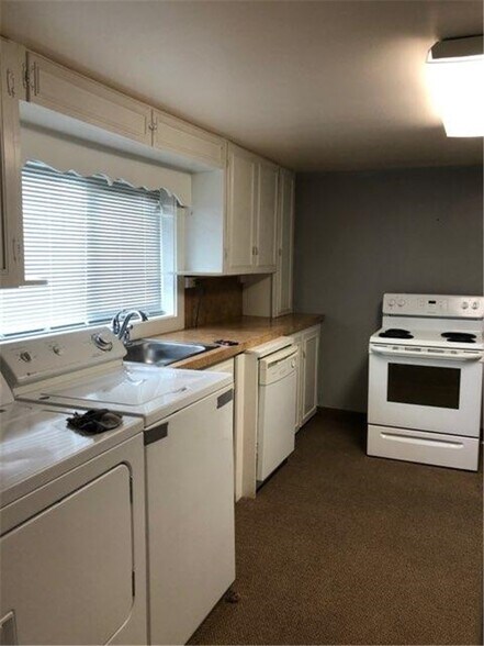 Kitchen/Laundry - 4469 Orchard Ave