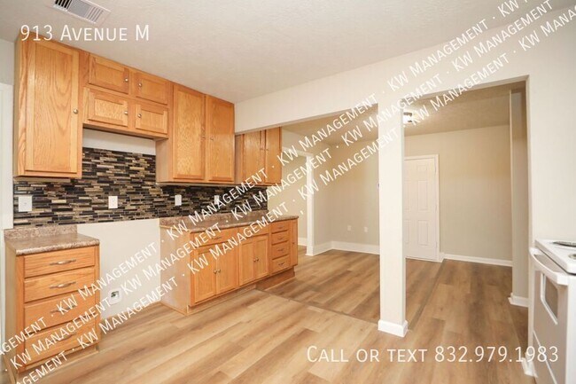 Building Photo - 913 Avenue M