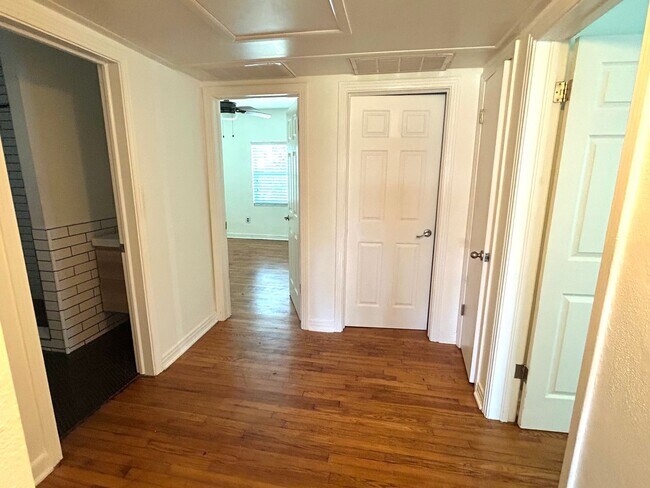 Building Photo - 3 bedroom 1 bath home with a large yard an...