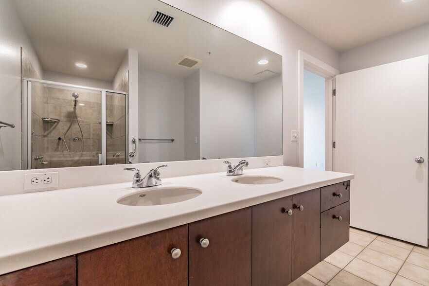 Bathroom - 1120 E Kennedy Blvd
