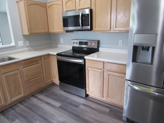 Building Photo - 6288 Lake Springs