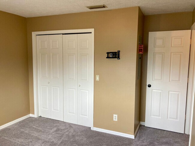 Building Photo - Two story condo with community pool!