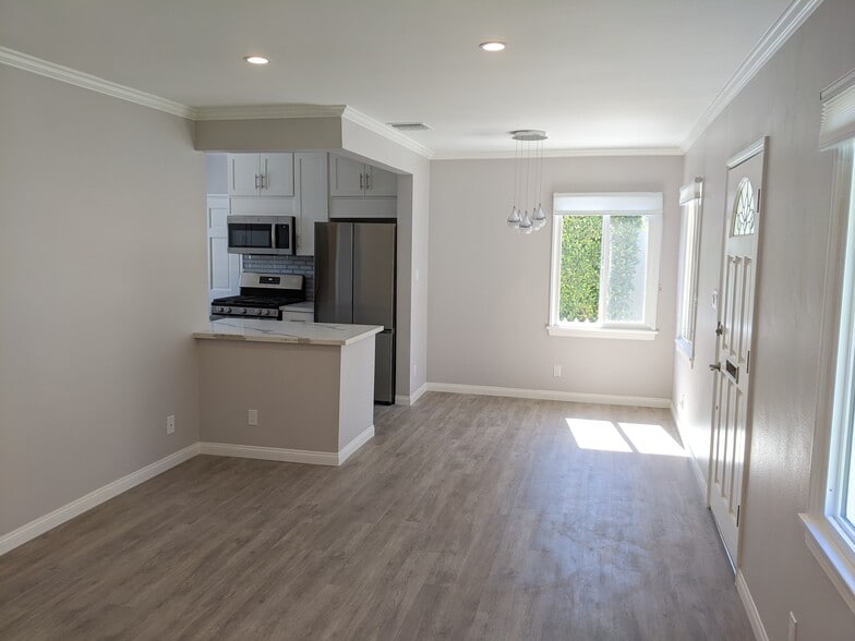 Building Photo - 5636 Cedros Ave