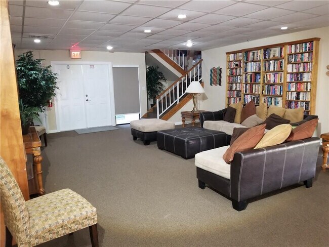 Building Photo - 430 Commodore Dr