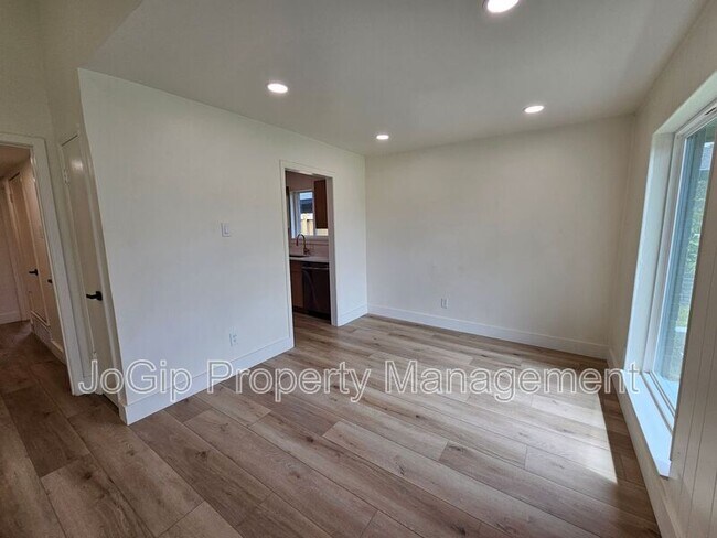 Building Photo - 1725 R Avenue