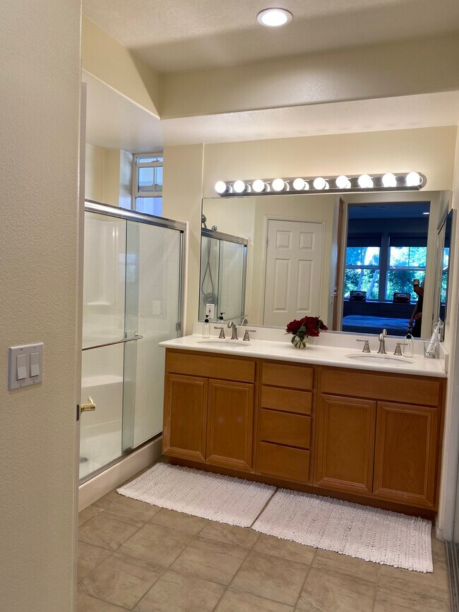 Master bathroom - 13075 Pacific Promenade