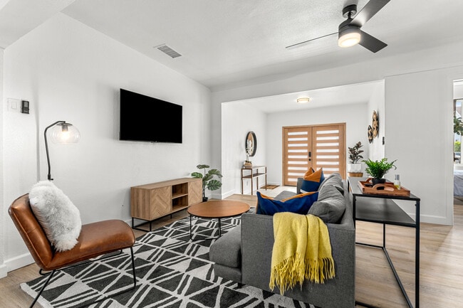 Building Photo - 623 W 42nd St